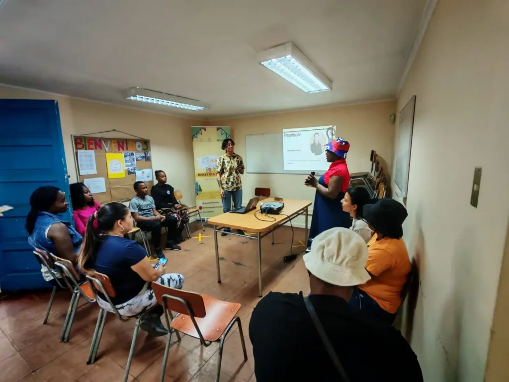 nucleogrietas.cl Simón Botello González facilitó talleres de alfabetización digital para comunidades migrantes en Santiago.